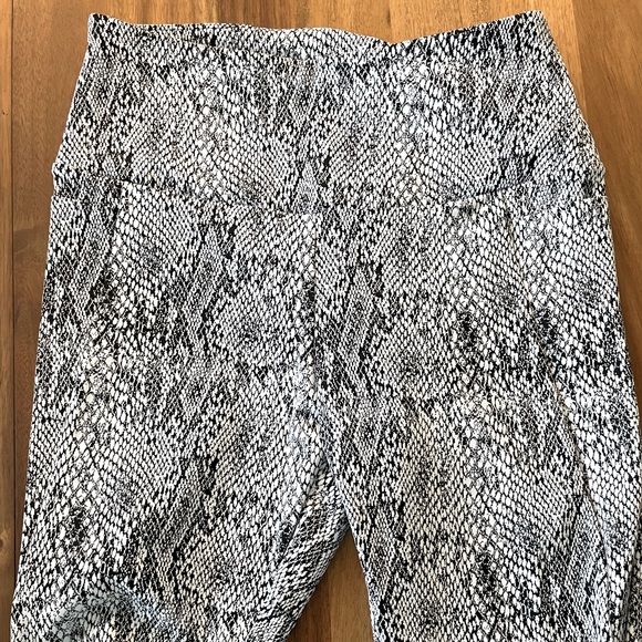 Like new! MPG sport leggings - snakeskin pattern - size M - Picture 3 of 10